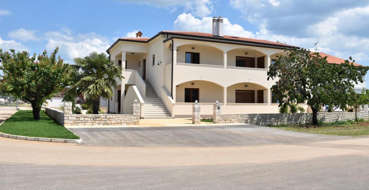 Apartmani Diana Novigrad Istria Exteriör bild